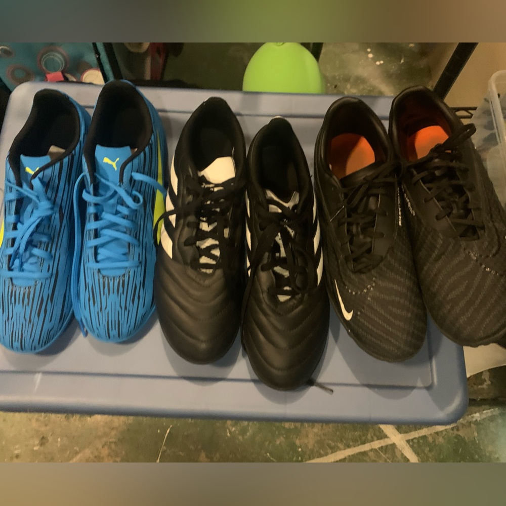 Boys indoor soccer shoes hardly worn